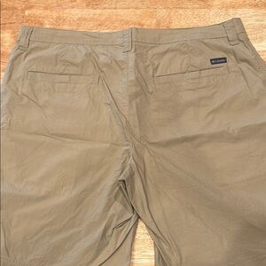 NWOT - Columbia Men's Flat Front Shorts - Tan
